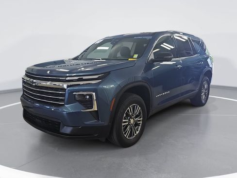 Used 2025 Chevrolet Traverse LT w/ Driver Confidence Package AWD/4WD image 9