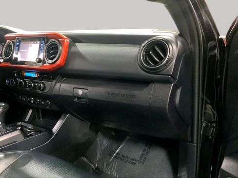 Used 2018 Toyota Tacoma TRD Sport AWD/4WD image 19