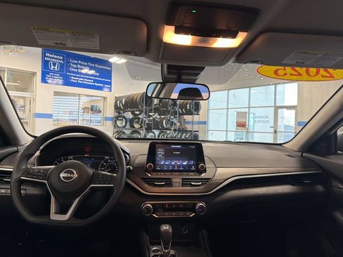 Used 2025 Nissan Altima 2.5 SV FWD image 9