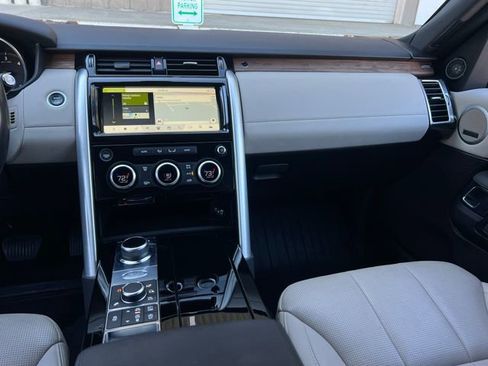 Used 2017 Land Rover Discovery HSE image 16