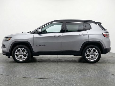 Used 2025 Jeep Compass Latitude AWD/4WD image 5