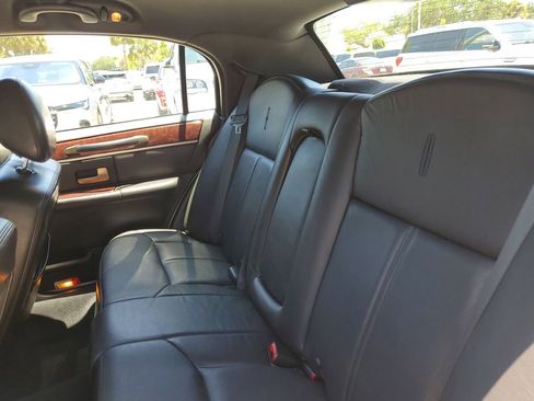 Used 2010 Lincoln Town Car Signature Limited RWD image 11
