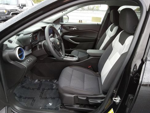 Used 2025 Chevrolet Trax LS w/ LS Convenience Package FWD image 10