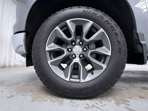 Used 2023 Chevrolet Silverado 1500 LT AWD/4WD image 14