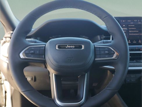 Used 2026 Jeep Compass Latitude AWD/4WD image 17