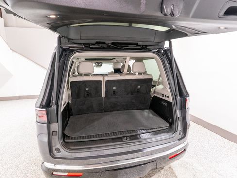 Used 2022 Jeep Wagoneer Series III w/ Premium Group I AWD/4WD image 37