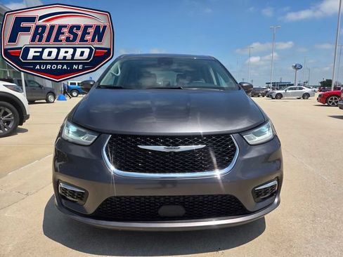 Used 2023 Chrysler Pacifica Touring-L FWD image 2