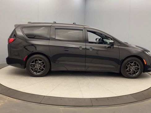 Used 2019 Chrysler Pacifica Touring-L w/ S Appearance Package FWD image 6