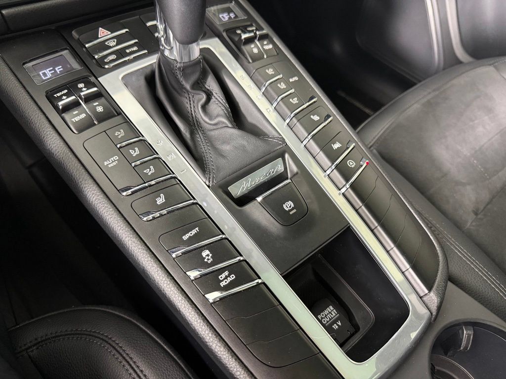 Certified 2021 Porsche Macan AWD/4WD image 26