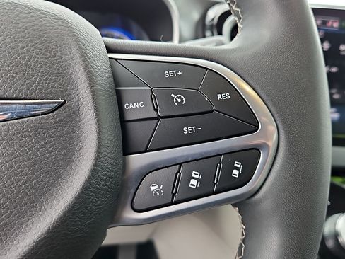 Used 2024 Chrysler Pacifica Touring-L FWD image 18