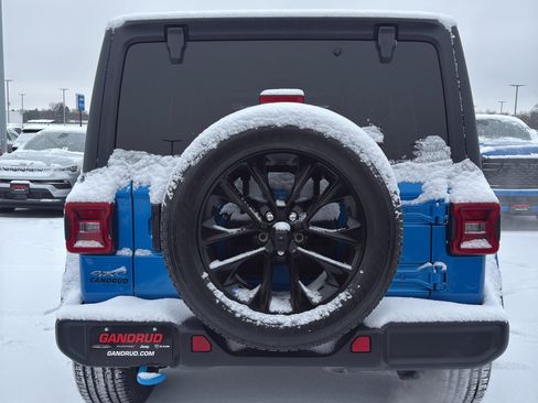 Used 2022 Jeep Wrangler Unlimited Sahara w/ Cold Weather Group image 21