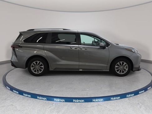 Certified 2026 Toyota Sienna XLE FWD image 4