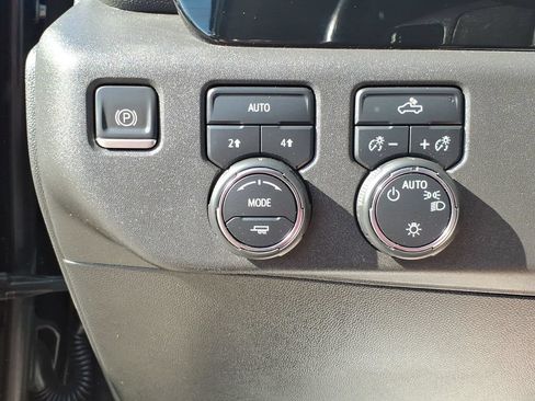 Used 2022 Chevrolet Silverado 1500 LT AWD/4WD image 16