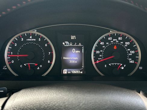 Used 2015 Toyota Camry SE w/ Moonroof Package FWD image 22