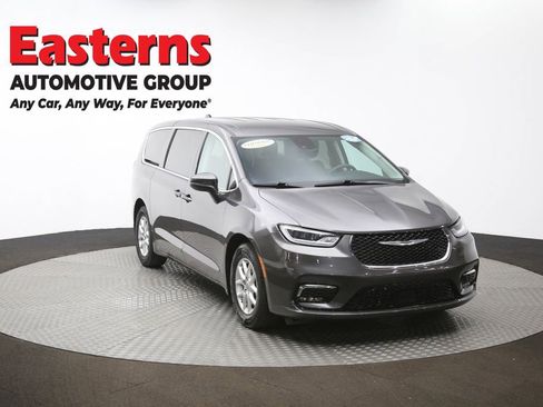 Used 2023 Chrysler Pacifica Touring-L image 52