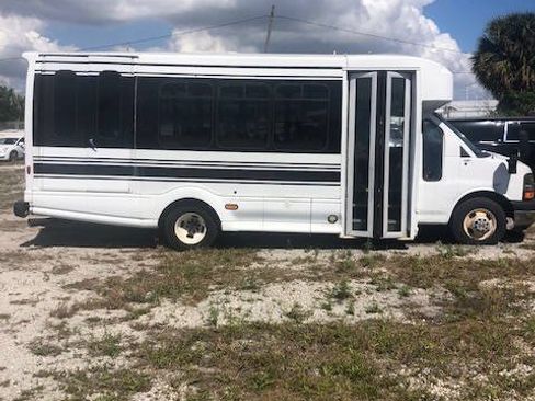 Used 2013 Chevrolet Express 4500 w/ Shuttle Bus Package RWD image 4