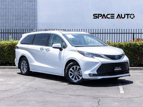 Used 2022 Toyota Sienna XLE w/ XLE Plus Package FWD image 1