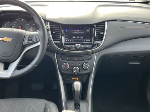 Used 2022 Chevrolet Trax LT w/ LT Convenience Package image 13
