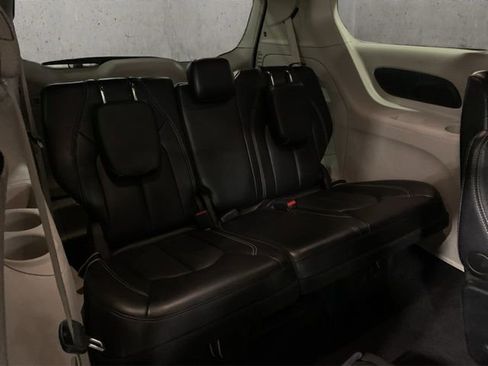 Used 2024 Chrysler Pacifica Touring-L image 22