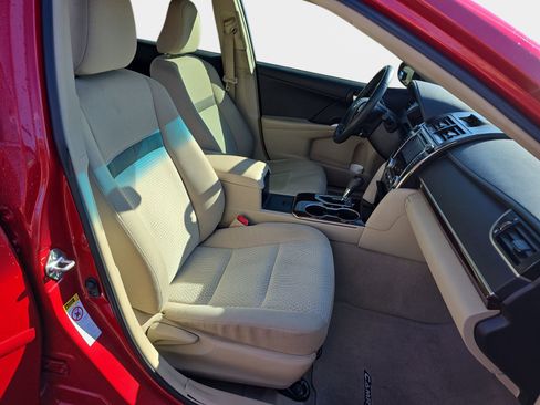 Used 2014 Toyota Camry XLE w/ Convenience Package image 12