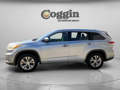 Used 2014 Toyota Highlander XLE FWD image 2