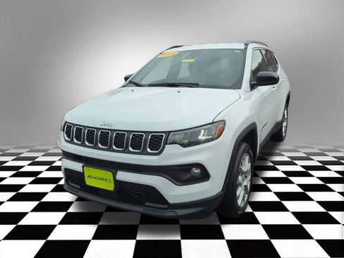 Used 2024 Jeep Compass Latitude image 3