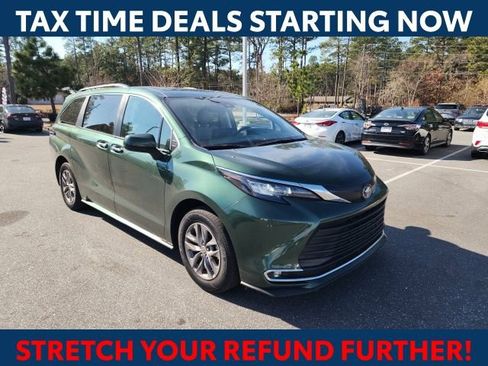 Used 2024 Toyota Sienna XLE w/ XLE Plus Package image 1