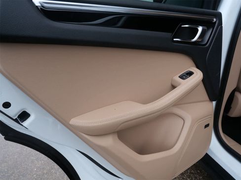 Certified 2024 Porsche Macan image 12