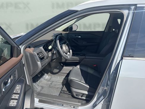 Used 2023 Nissan Rogue SL w/ SL Premium Package image 9