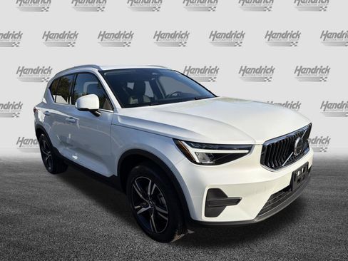 Certified 2025 Volvo XC40 B5 Core image 2