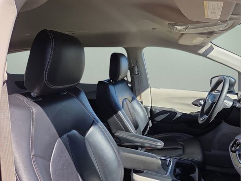 Used 2023 Chrysler Pacifica Touring-L image 11