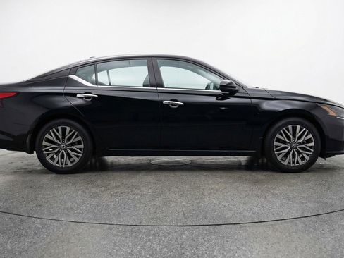 Used 2025 Nissan Altima 2.5 SV FWD image 11