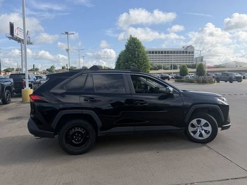 Used 2021 Toyota RAV4 LE FWD image 4