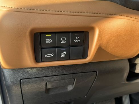 Used 2026 Toyota Highlander Platinum AWD/4WD image 17