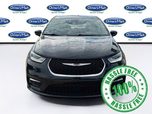 Used 2023 Chrysler Pacifica Touring-L FWD image 2