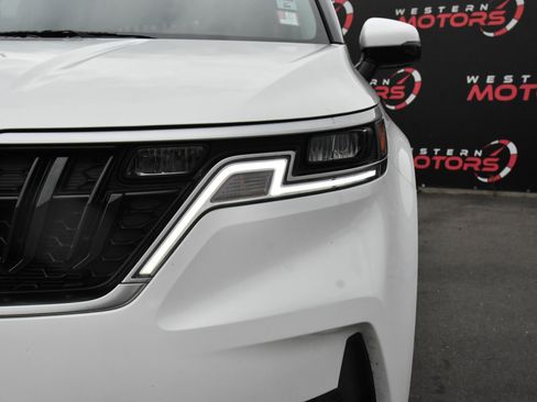 Used 2024 Kia Carnival LX image 11