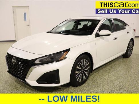 Used 2023 Nissan Altima 2.5 SV w/ SV Premium Package image 3