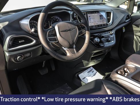 New 2026 Chrysler Pacifica Select image 4