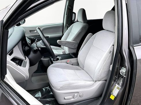 Used 2020 Toyota Sienna LE image 25