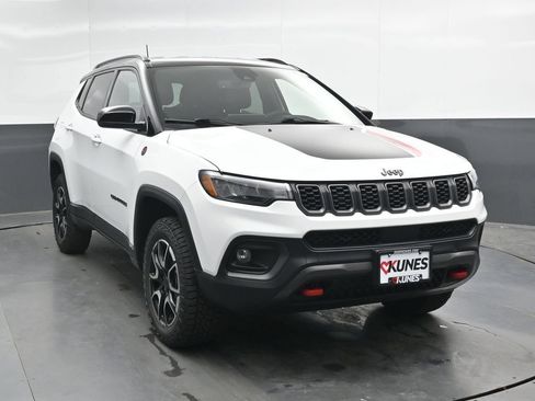 Used 2025 Jeep Compass Trailhawk AWD/4WD image 4