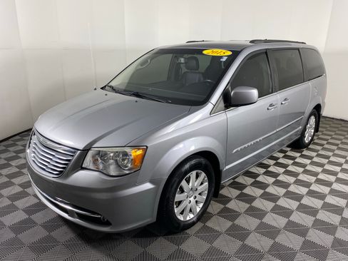 Used 2015 Chrysler Town & Country Touring w/ Driver Convenience Group FWD image 9