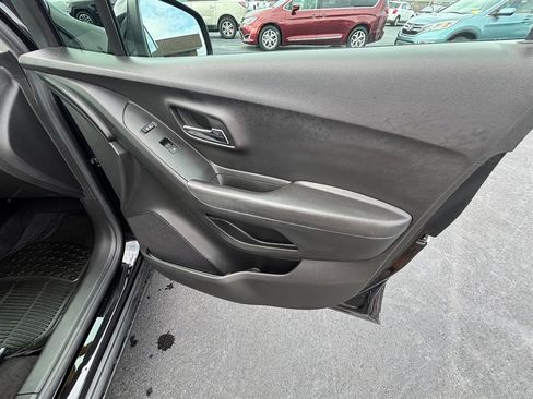 Used 2019 Chevrolet Trax LT w/ LT Convenience Package image 27