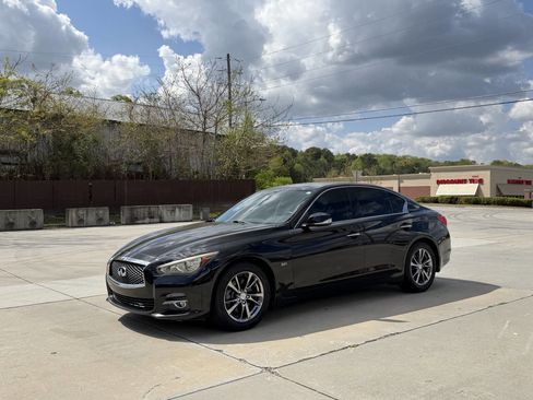 Used 2017 INFINITI Q50 Signature Edition w/ All Weather Package (L93) image 1