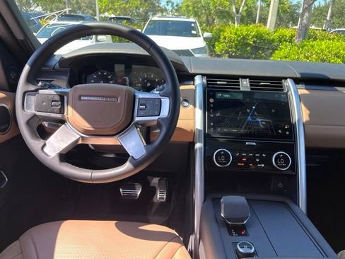 Used 2024 Land Rover Discovery Metropolitan Edition AWD/4WD image 10