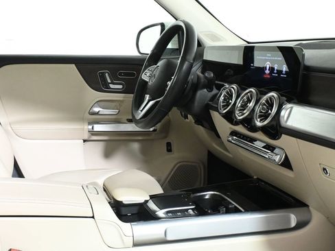 Certified 2022 Mercedes-Benz GLB 250 4MATIC image 32