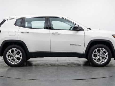 Used 2025 Jeep Compass Latitude AWD/4WD image 9