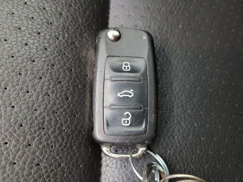 Used 2016 Volkswagen Tiguan S image 32