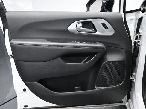 Used 2025 Chrysler Pacifica Limited image 27