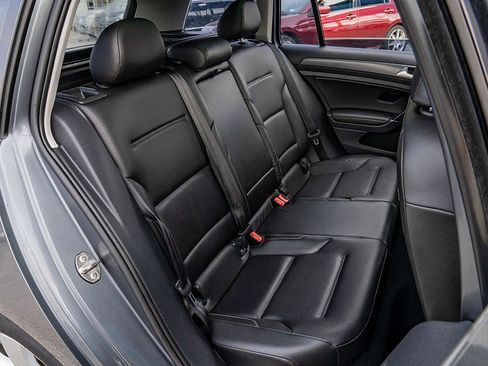 Used 2018 Volkswagen Golf SE image 22