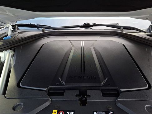 Certified 2025 Genesis Electrified GV70 image 29